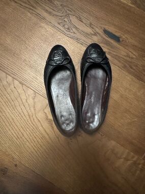 CHANEL Black Leather Ballet Flats with Logo Bow